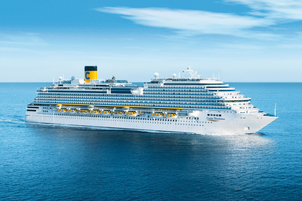 Kreuzfahrtschiff Costa Diadema auf hoher See mit charakteristischem gelben Schornstein