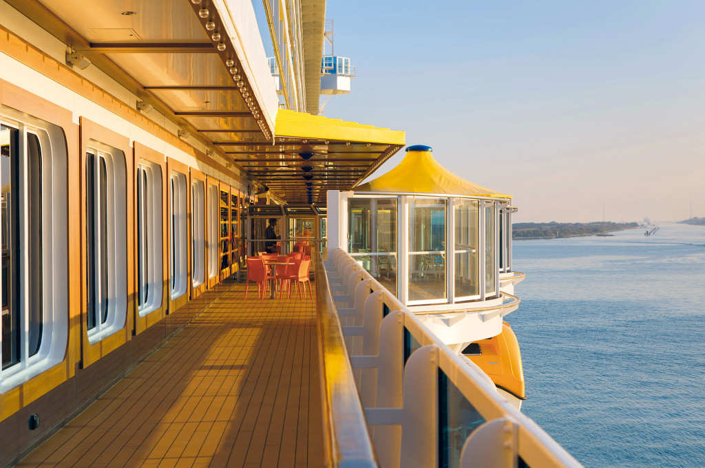Weinstube mit eleganten Rattan-Sesseln und Wein-Angebot auf einem Hochseeschiff.