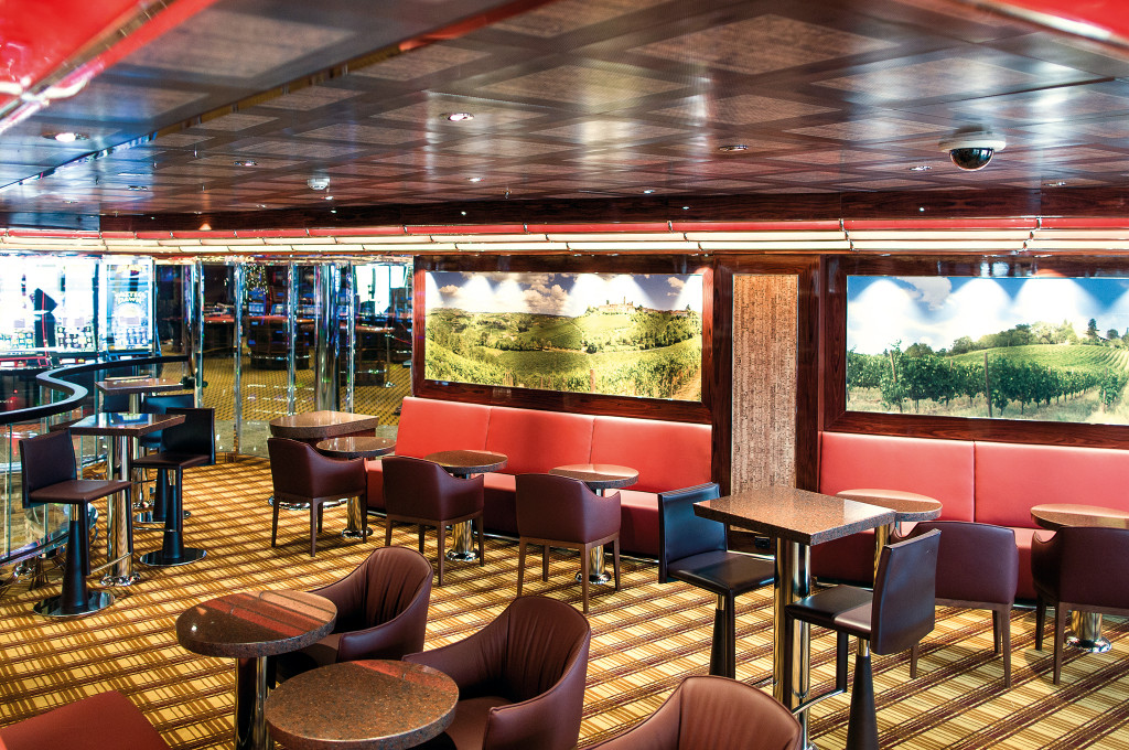 Edle Weinstube Gran Duca di Toscana mit Wein-Regalen auf einem Kreuzfahrtschiff.