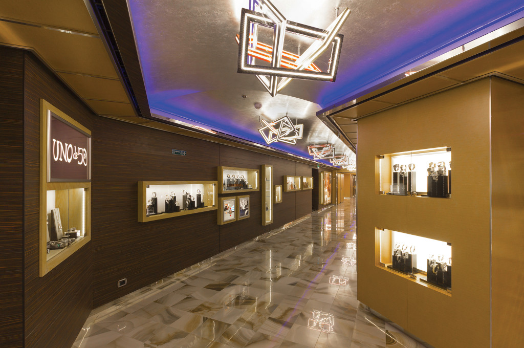 Shopping-Center mit Luxus-Boutiquen auf einem Kreuzfahrtschiff.