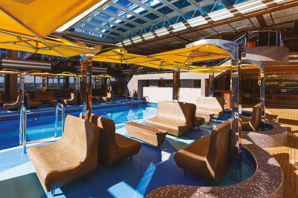 Moderner Wellnessbereich mit Wellness-Angeboten auf einem Hochseeschiff.