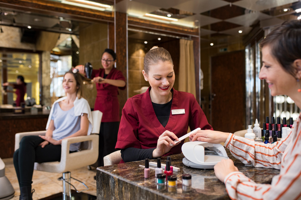 Beauty-Salon mit modernen Kosmetik-Services auf einem Hochseeschiff.