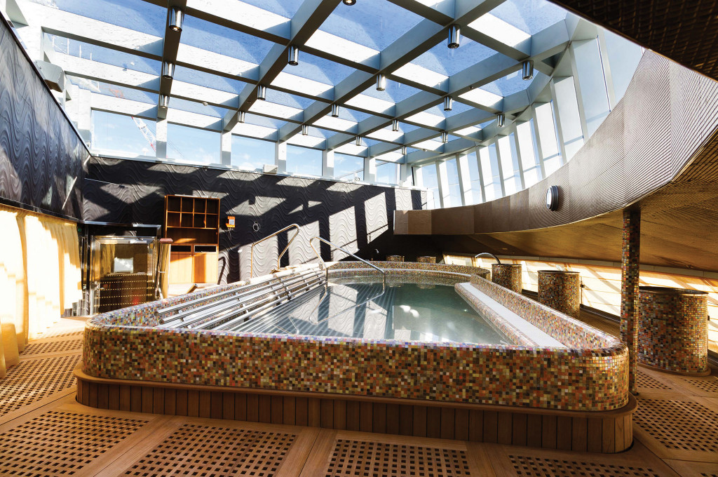 Samsara Thalasso Pool mit modernem Design und Wellness-Features auf einem Hochseeschiff.