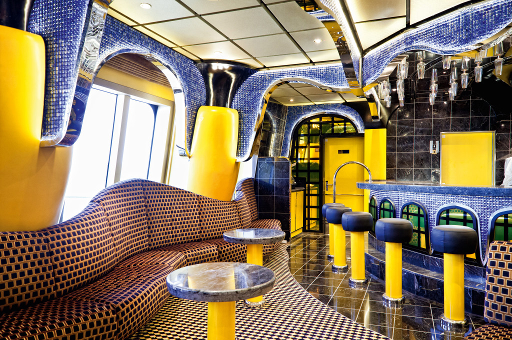 Costa Fascinosa Angelo Azzurro Bar mit Sitzplätzen, Mosaikfliesen und Blick nach außen.