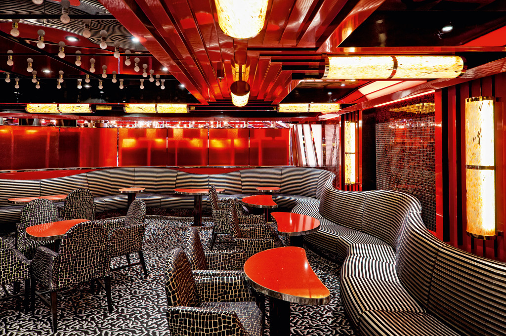 Costa Fascinosa Piano Bar Blue Velvet mit roter Beleuchtung, modernem Design und Sitzbereichen.