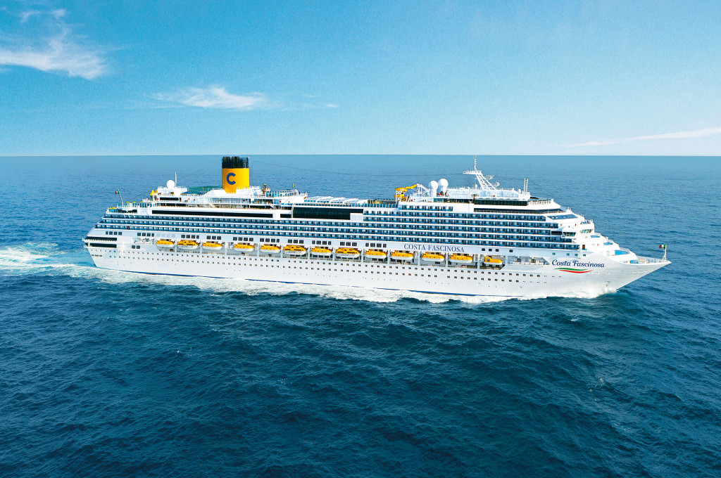 Kreuzfahrtschiff Costa Fascinosa auf hoher See mit charakteristischem gelben Schornstein
