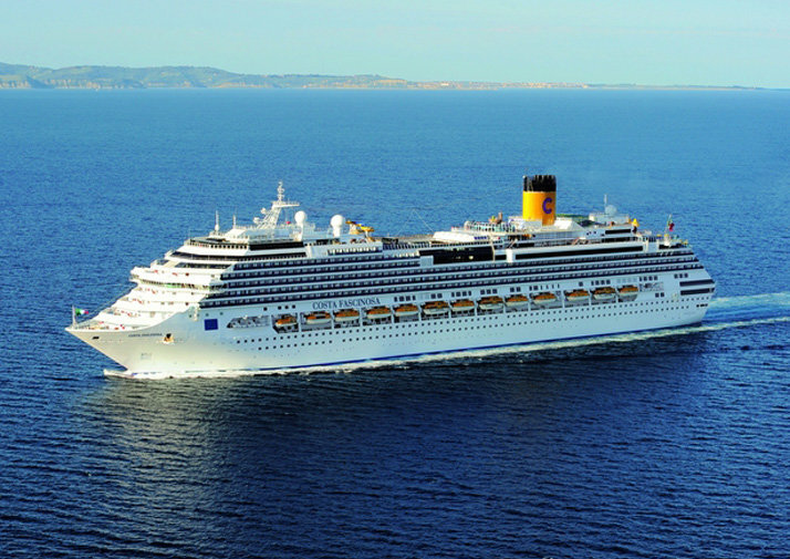 Die Costa Fascinosa auf dem Meer mit sichtbaren Decks und Kabinen.