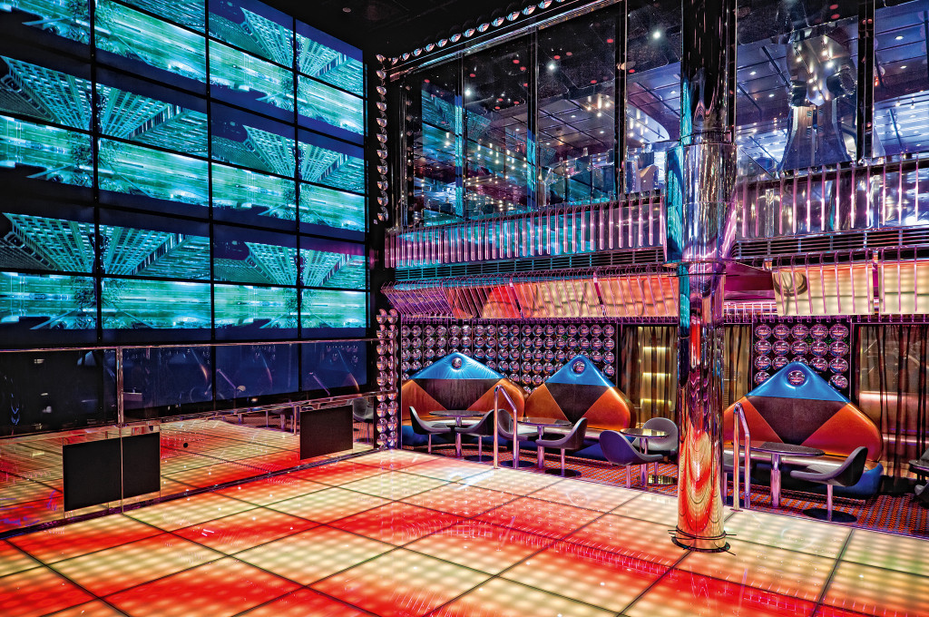 Costa Fascinosa Disco mit LED-Wänden, Lichtspielen und bunter Tanzflächenbeleuchtung.