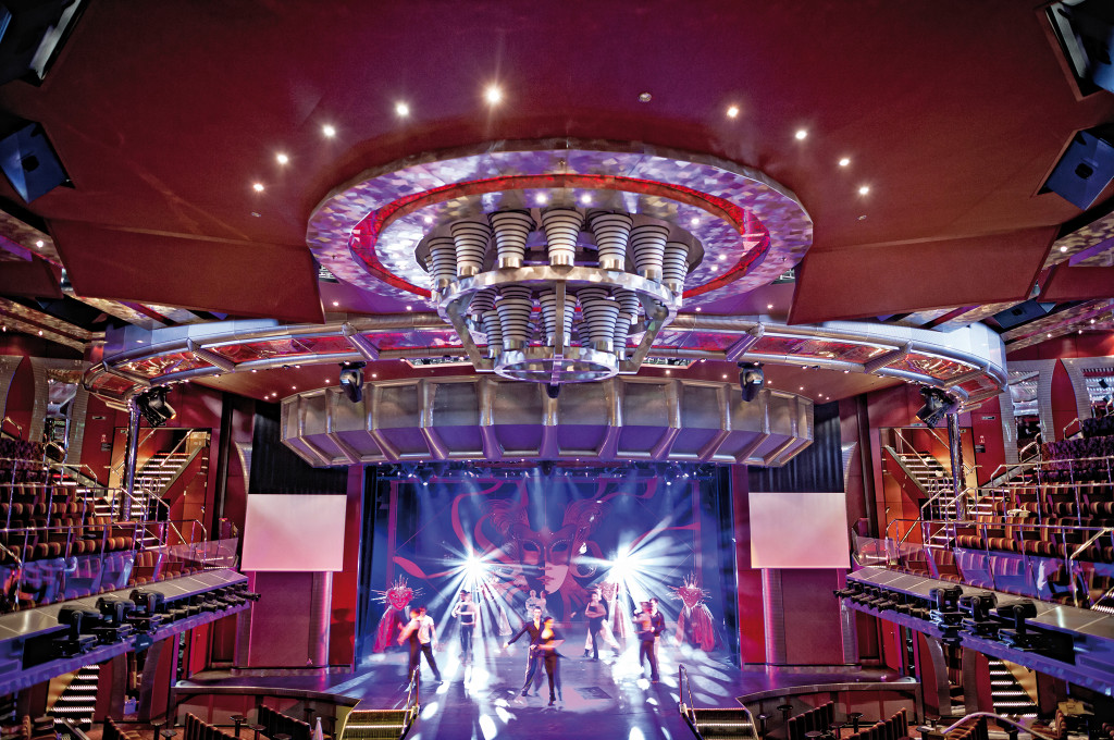 Costa Fascinosa Theater mit rotem Interieur, großer Bühne und Bühnenlicht-Show.