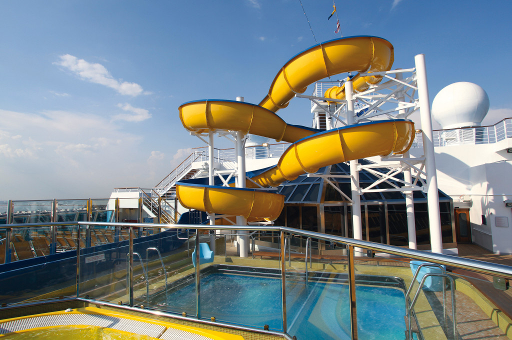 Costa Fascinosa gelbe Wasserrutsche auf dem Poolbereich mit Becken und Schiffsoberbau.