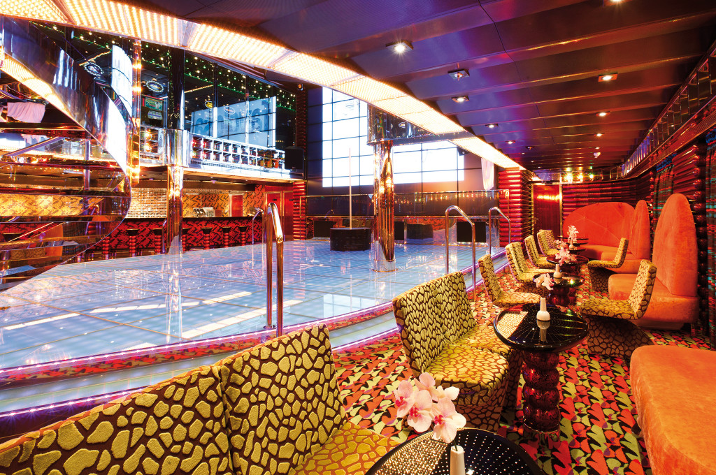 Costa Favolosa Disco mit LED-Tanzfläche, roter Lounge und stimmungsvoller Beleuchtung.
