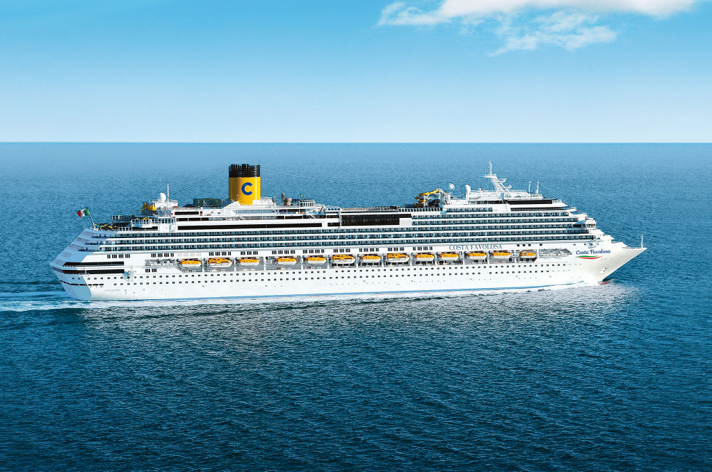 Kreuzfahrtschiff Costa Favolosa auf hoher See mit charakteristischem gelben Schornstein
