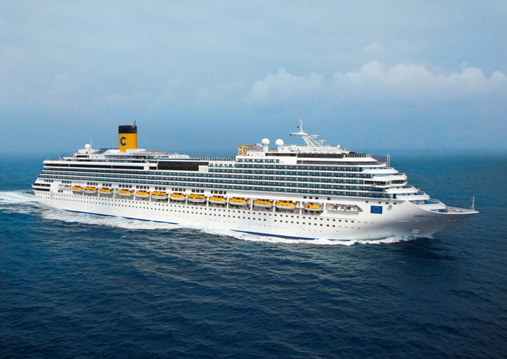 Kreuzfahrtschiff in voller Fahrt auf dem offenen Meer aus der Vogelperspektive