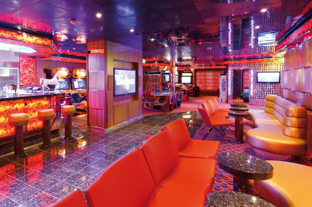 Costa Favolosa Club Cavallo Bianco mit roter Lounge, Sofas und futuristischer Innenarchitektur.