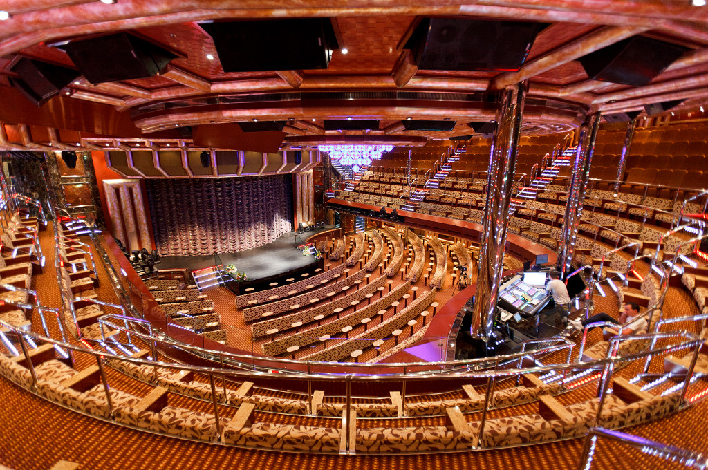 Costa Favolosa Theater mit halbrundem Sitzplan, rotem Interieur und moderner Bühne.