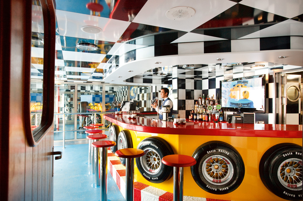 Bar Scuderia mit Rennwagen-Thema und roten Motorsport-Barhockern an Bord der Costa Pacifica.