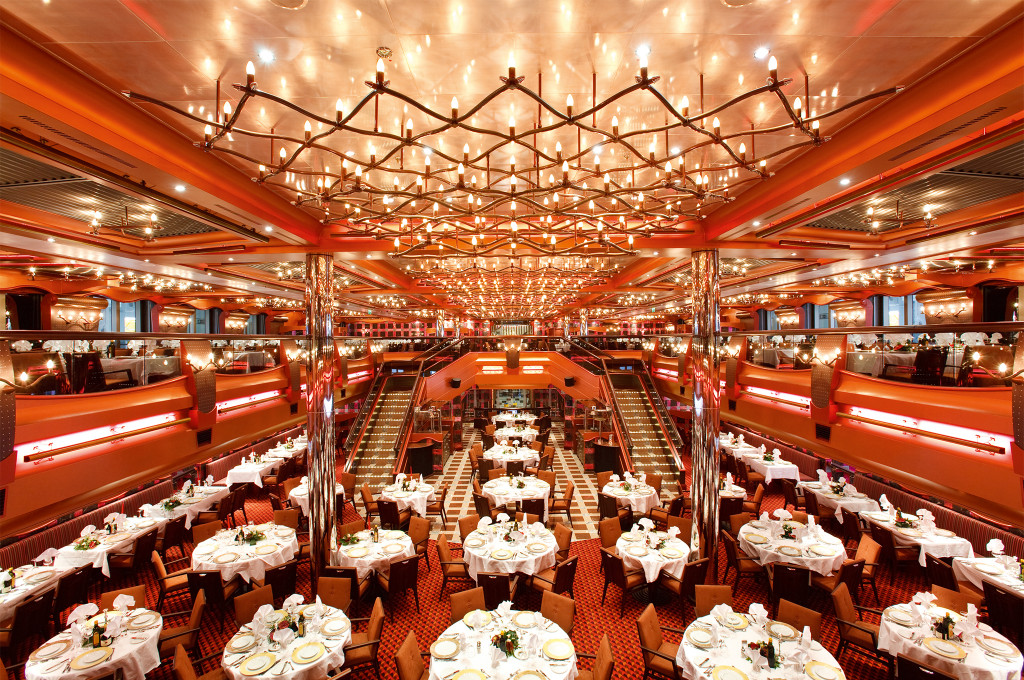 Restaurant New York mit zwei Ebenen, eleganten weißen Tischdecken und aufwendiger Deckenbeleuchtung.