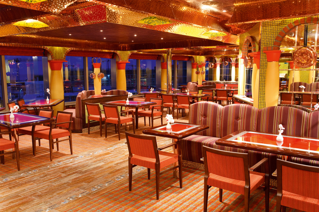 La Paloma Restaurant Buffet mit großzügigen Sitzplätzen, Tischen und roter Innenausstattung auf der Costa Pacifica.