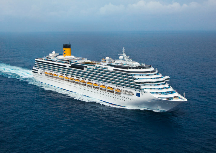 Costa Pacifica aus der Vogelperspektive auf dem Ozean fahrend, Seitenansicht des großen Kreuzfahrtschiffes.