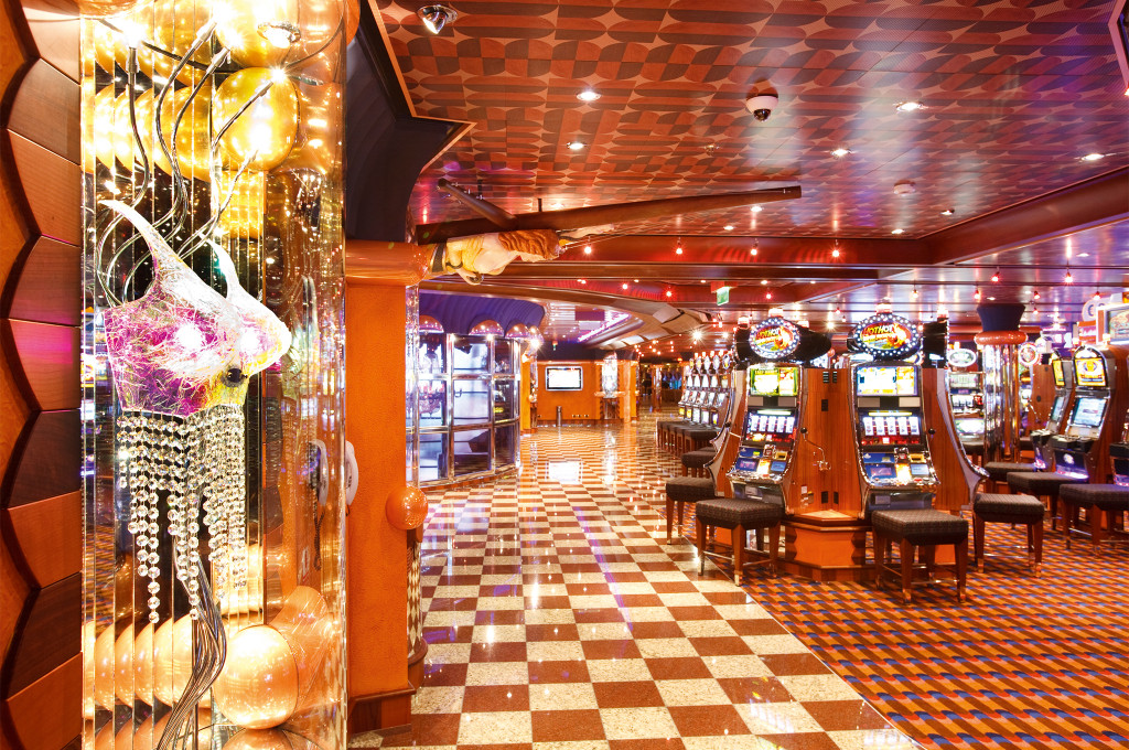 Flamingo Casino mit Spielautomaten, moderner Beleuchtung und orangerotem Bodenbelag auf der Costa Pacifica.
