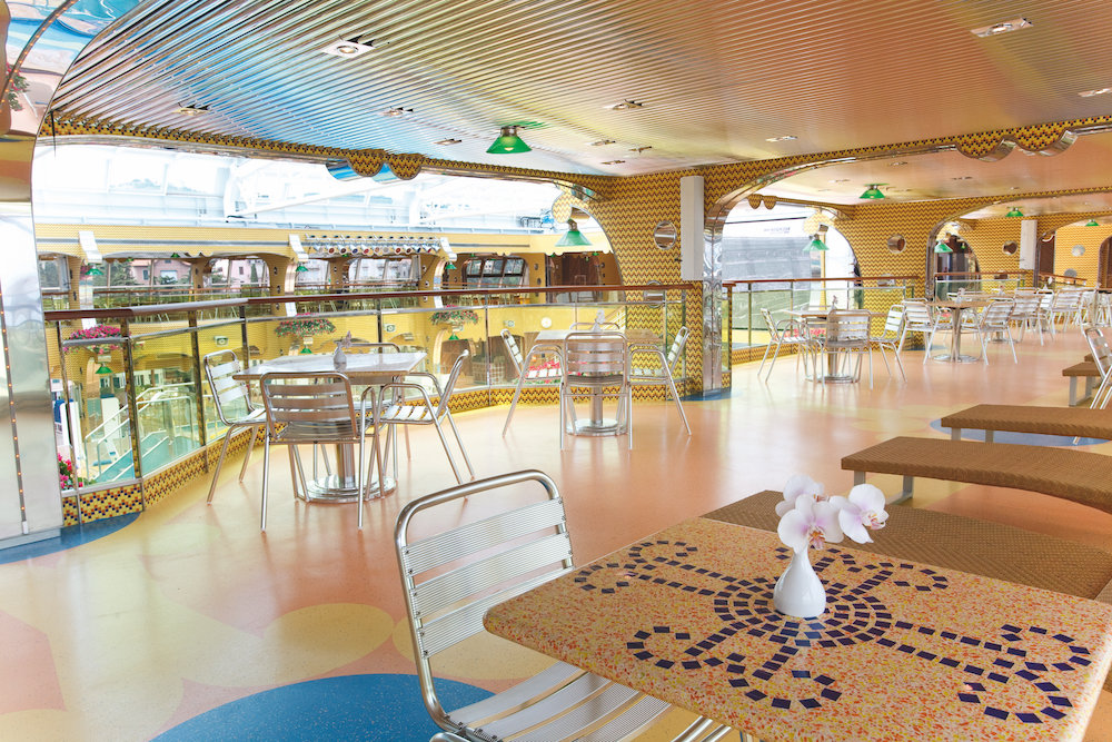 Balconata Calypso Lounge und Restaurant mit Dekoration und Bestuhlung