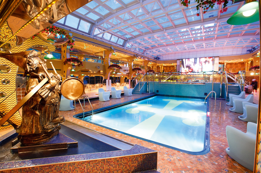 Indoorpool mit Glasdach, elegantem Design und Panoramafenstern auf der Costa Pacifica.
