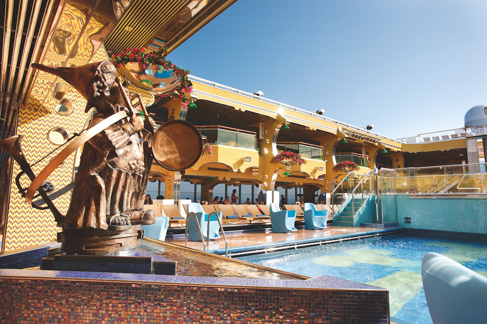 Calypso Sonnendeck mit Pool und künstlerischer Skulptur auf Costa-Hochseekreuzfahrtschiff