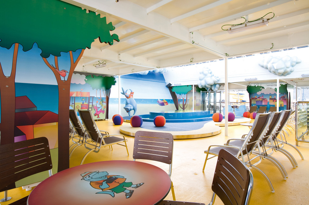 Squok Club Kinderbereich mit bunter Dekoration, Wasserspielanlage und Sitzbereichen für Kinder.