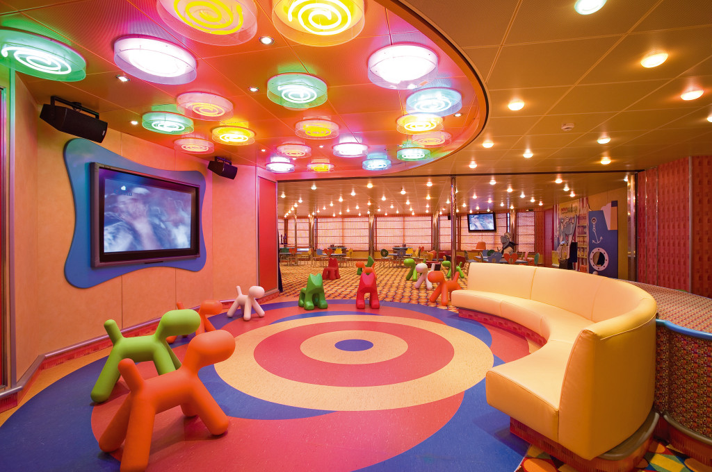 Squok Club Kinderbereich mit bunten Möbeln und Spielgeräten auf einem Kreuzfahrtschiff
