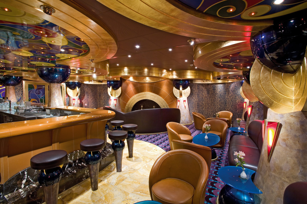 Cigar Bar mit goldenem Tresenbereich, dekorativen Lampen und braunen Ledersesseln.