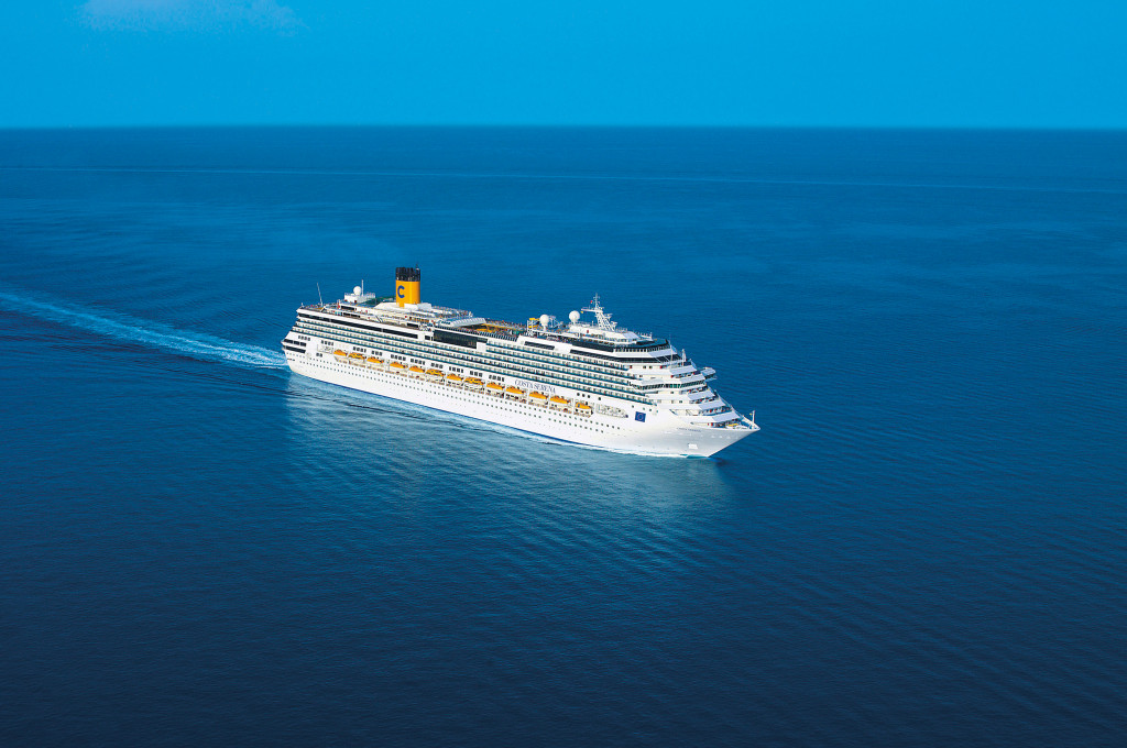 Costa Serena Kreuzfahrtschiff auf hoher See mit Küstenlinie im Hintergrund