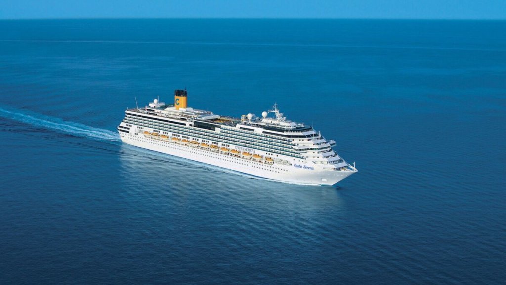 Luftaufnahme eines großen Kreuzfahrtschiffes auf dem Mittelmeer.