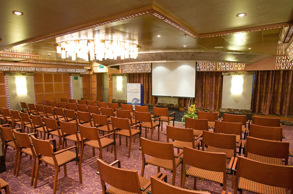 Sala Mercurio Auditorium mit braunen Sesseln, römischer Dekoration und weißem Theatervorhang.