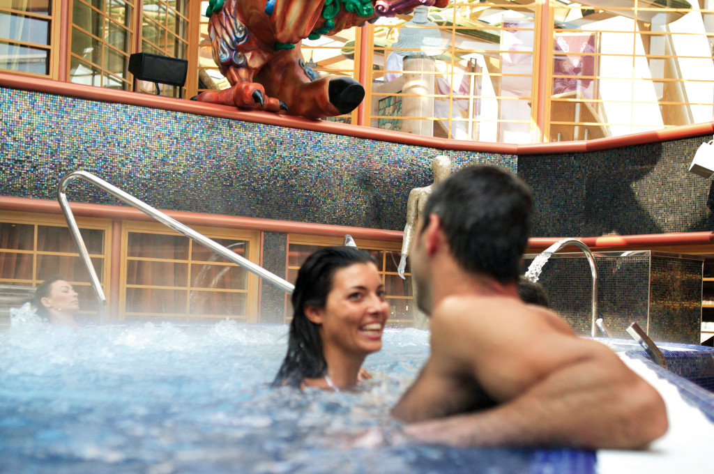 Whirlpool und Badbereich auf dem Außendeck eines Kreuzfahrtschiffs