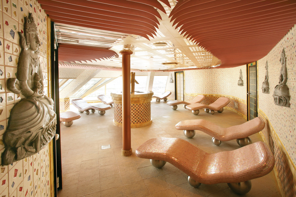 Samsara Spa Tepidarium mit hölzernen Liegestühlen, indischer Dekoration und rotem Deckendesign.
