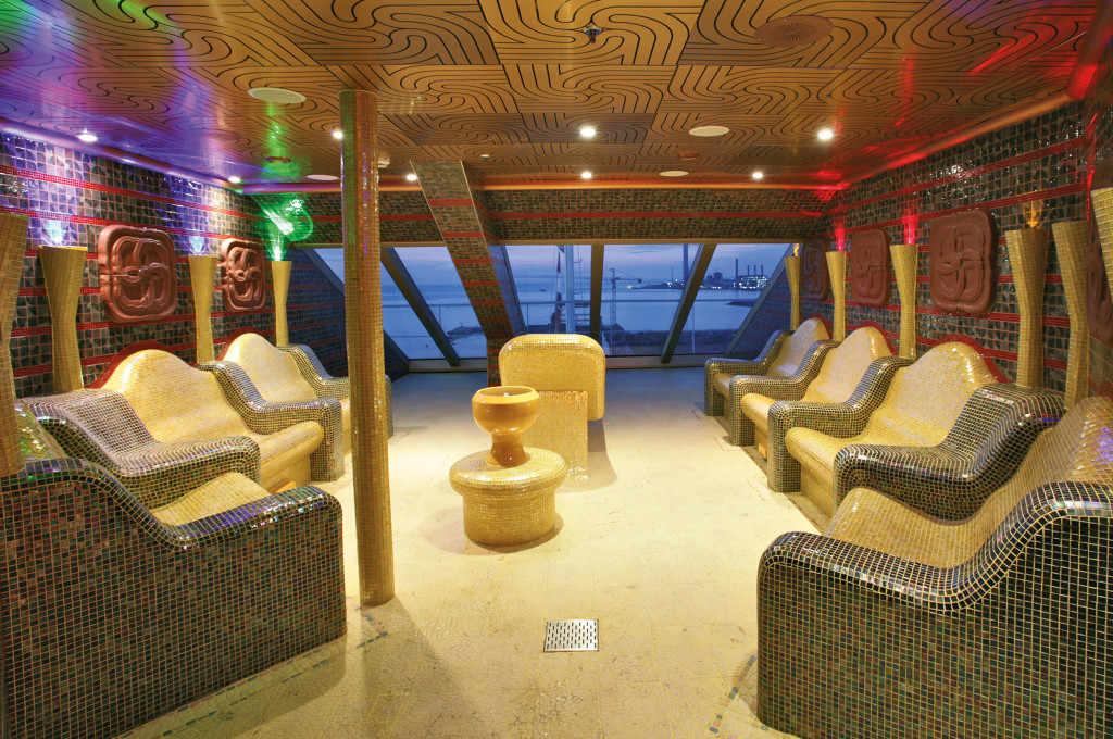 Spa und Wellness-Bereich mit Saunabänken und Mosaikfliesen in einem Kreuzfahrtschiff