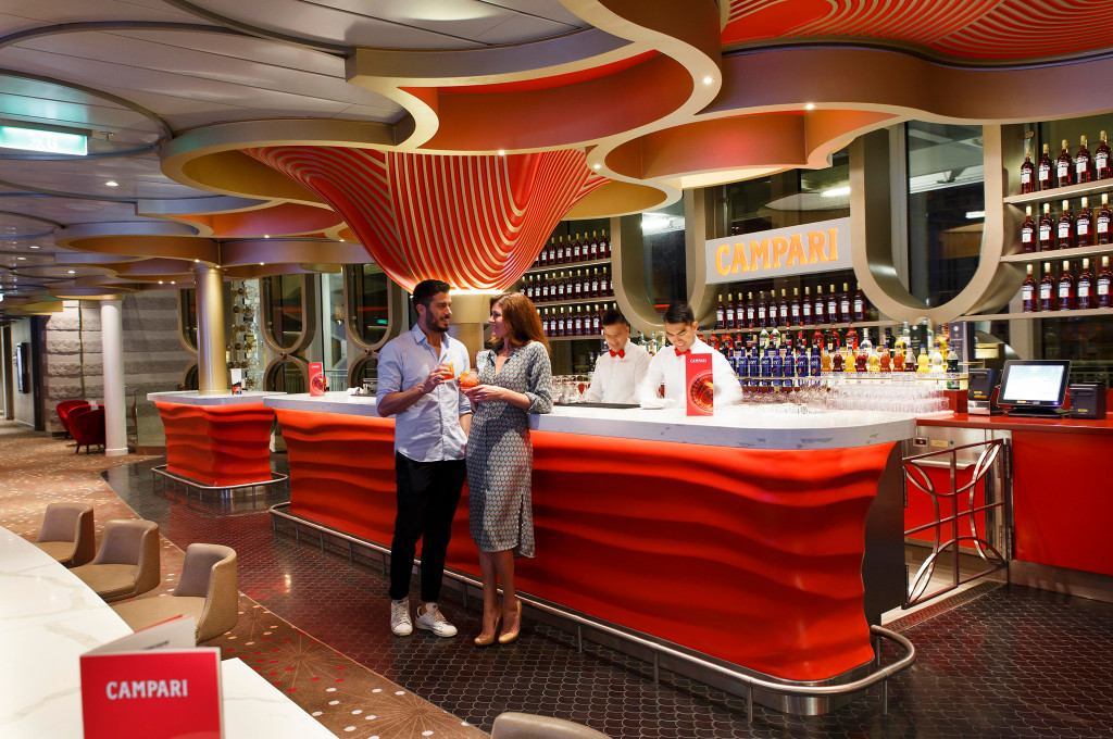Campari Bar mit Getränkeangebot und Bar-Einrichtung auf einem Kreuzfahrtschiff