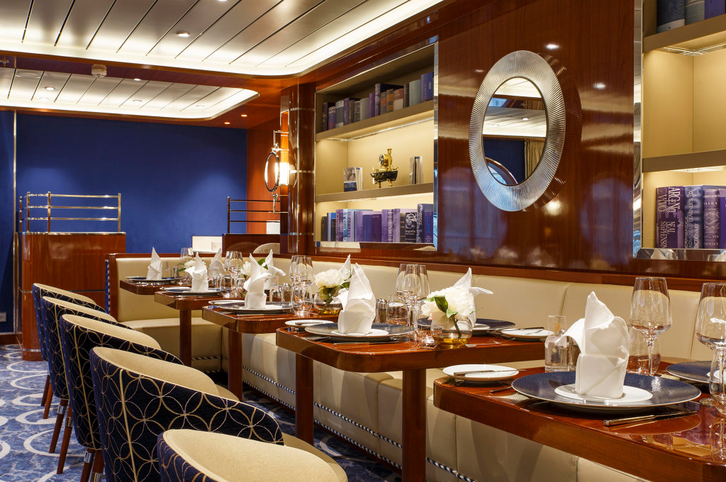 Bellavista Restaurant mit eleganter Ausstattung und Tischsetting auf einem Kreuzfahrtschiff