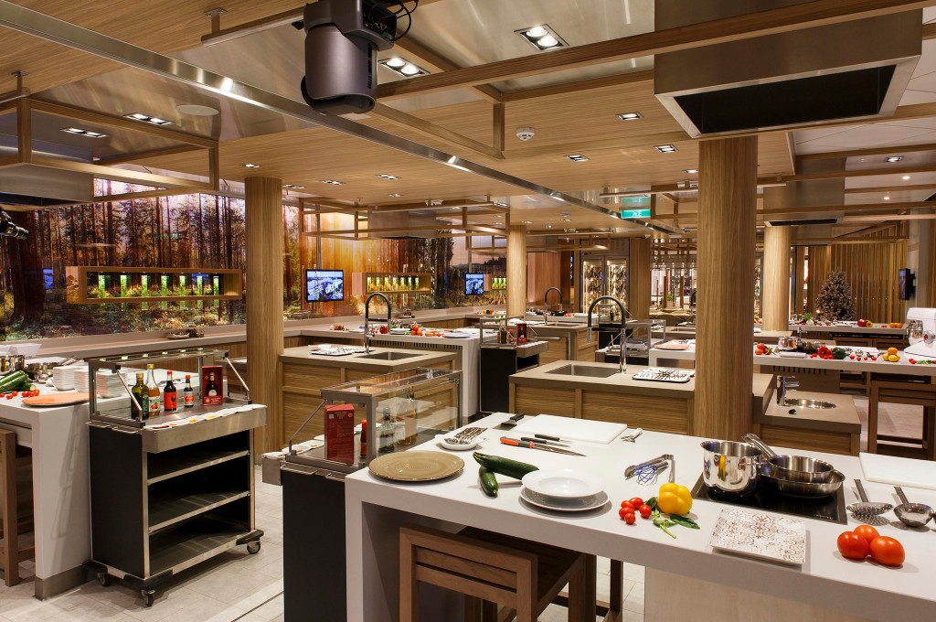 Kochstudio Laboratorio del Gusto auf der Costa Smeralda mit modernen Kochstationen und professioneller Küchenausstattung.