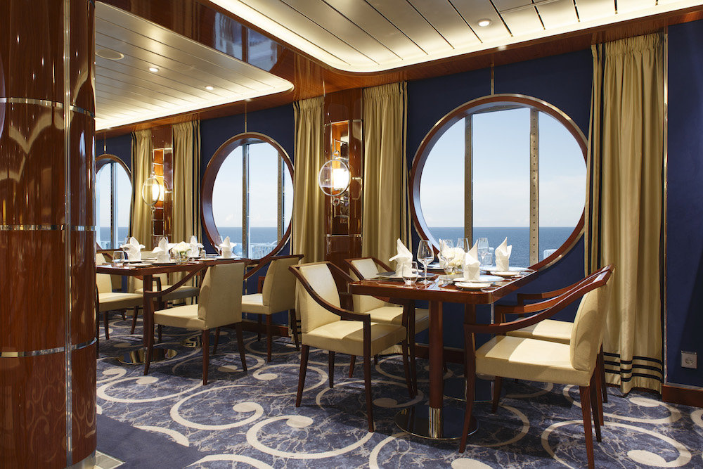 Ristorante Bellavista mit Meerblick, eleganter Tischdecke und Premium-Ausstattung auf der Costa Smeralda.