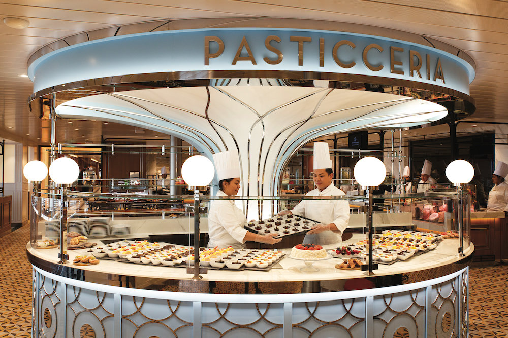 Pastecceria Buffet mit sichtbarer Pasta-Zubereitungstheke und Dessertauswahl an Bord einer Hochseekreuzfahrt.