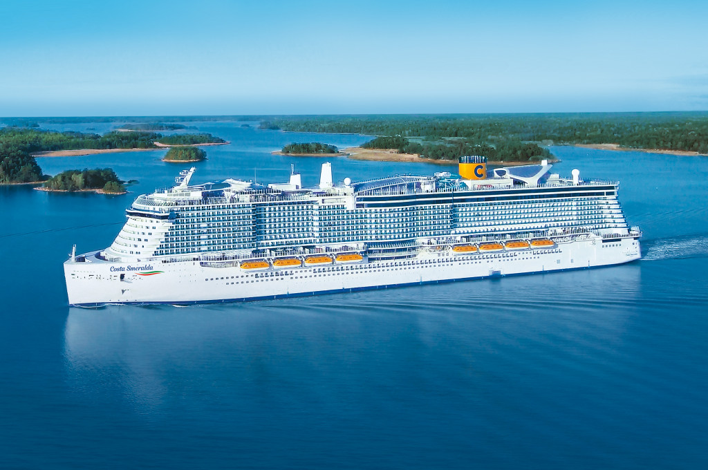 Luftaufnahme des Kreuzfahrtschiffes Costa Smeralda in einem bewaldeten Kanal