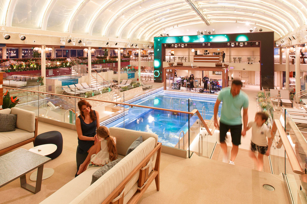 Beach Club auf der Costa Smeralda mit überdachtem Innendeck, beleuchtetem Pool, Bühne und Loungemöbeln.