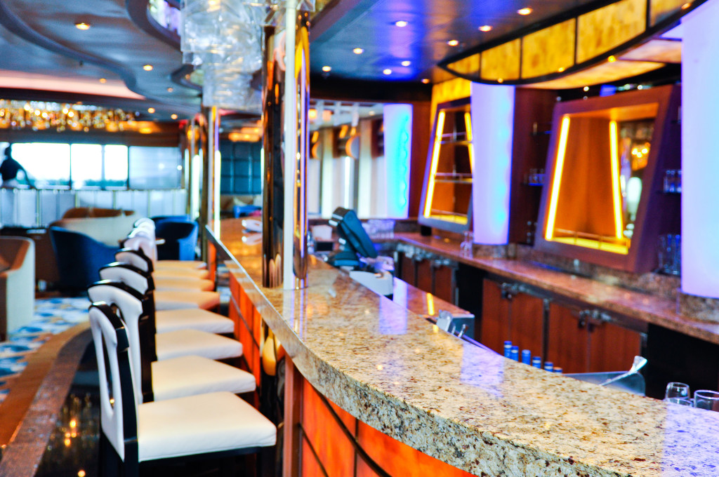 Moderne Bar mit Neonbeleuchtung, Granittheke und gemütlichen Sitzbereichen auf der Grand Princess.