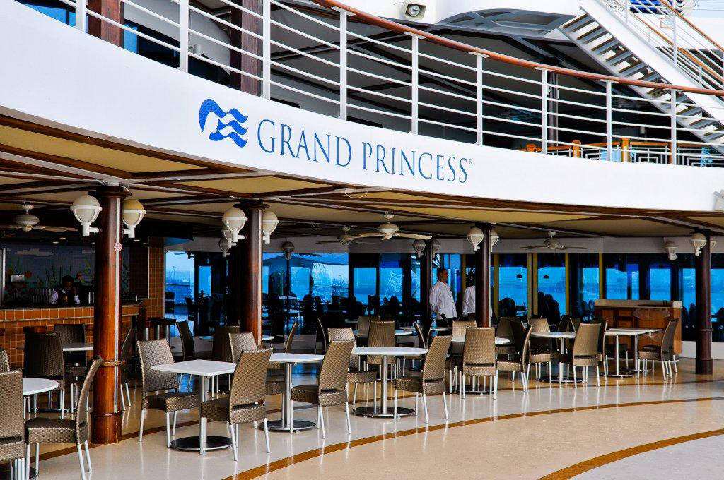 Pool Bar im Außenbereich mit Sitztischen und Bar-Theke auf der Grand Princess.