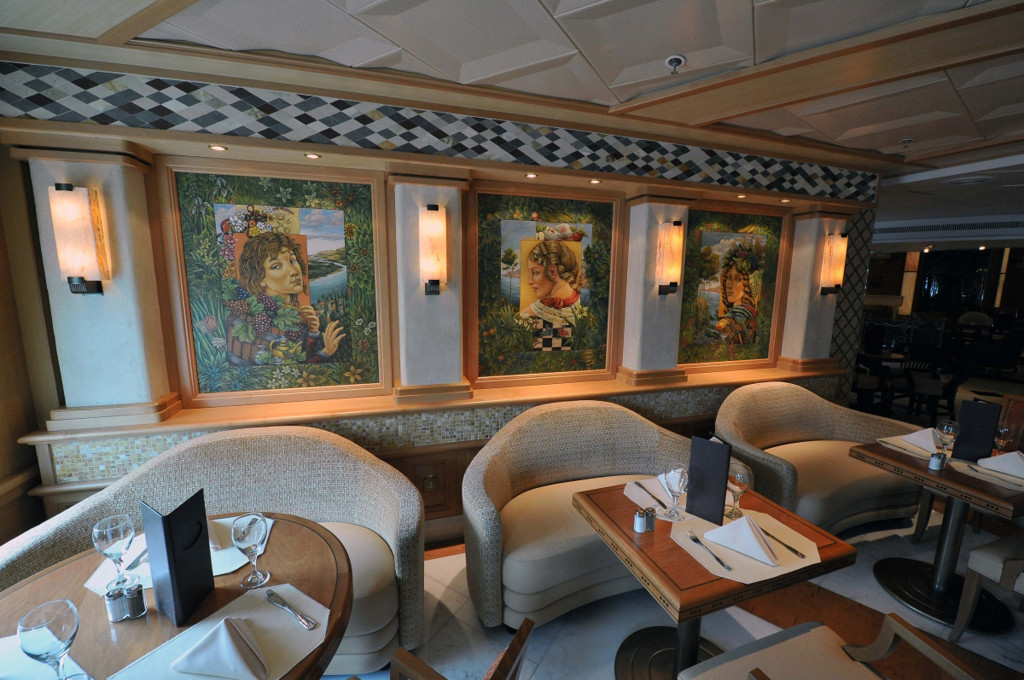 Alfredo's Pizzeria Spezialrestaurant mit künstlerischen Wandgemälden und eleganten Sitzplätzen auf der Grand Princess.