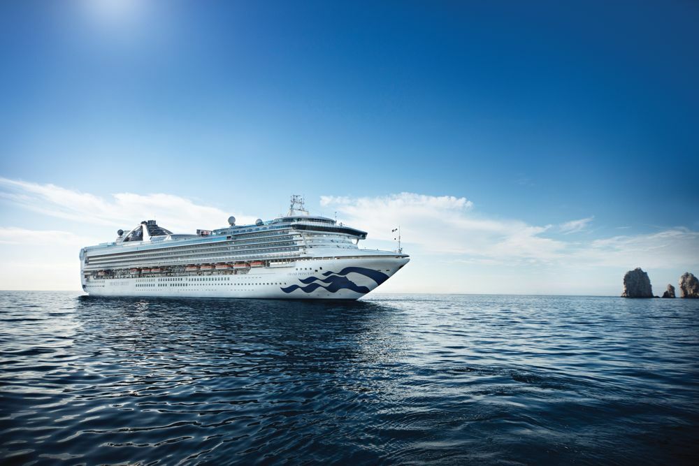 Außenansicht der Grand Princess auf dem Meer mit Felsenküste im Hintergrund