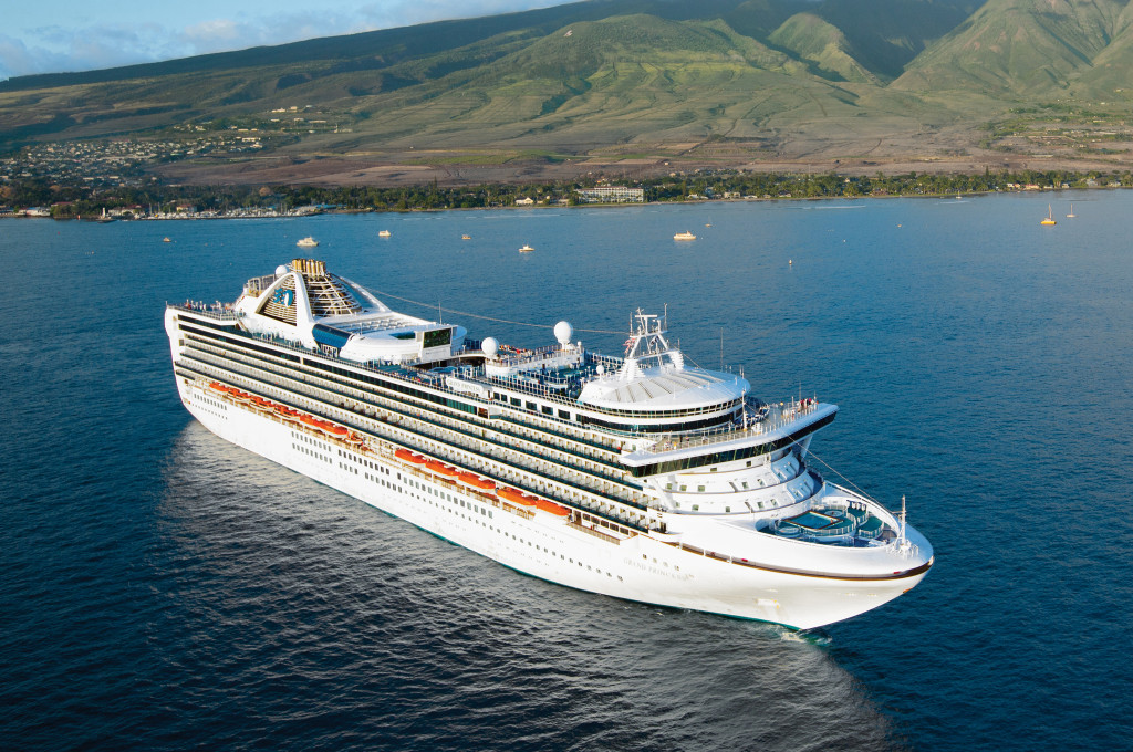 Kreuzfahrtschiff Grand Princess vor der grünen Küste von Maui auf Hawaii.