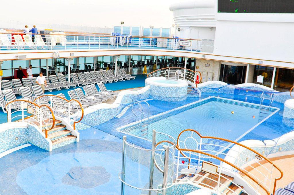 Swimmingpool-Deck mit mehreren Pools, Whirlpools und Liegestühlen der Grand Princess.