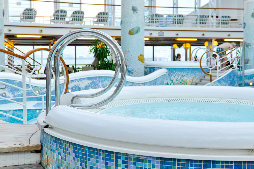Whirlpool mit metallenen Griffen und Blick auf mehrere Poolbereiche der Grand Princess.